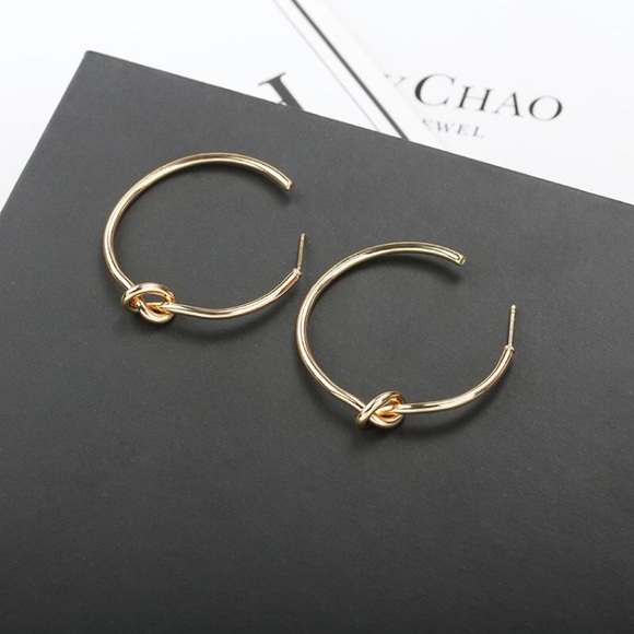 Gold knot hoop earrings - Picture 3 of 7